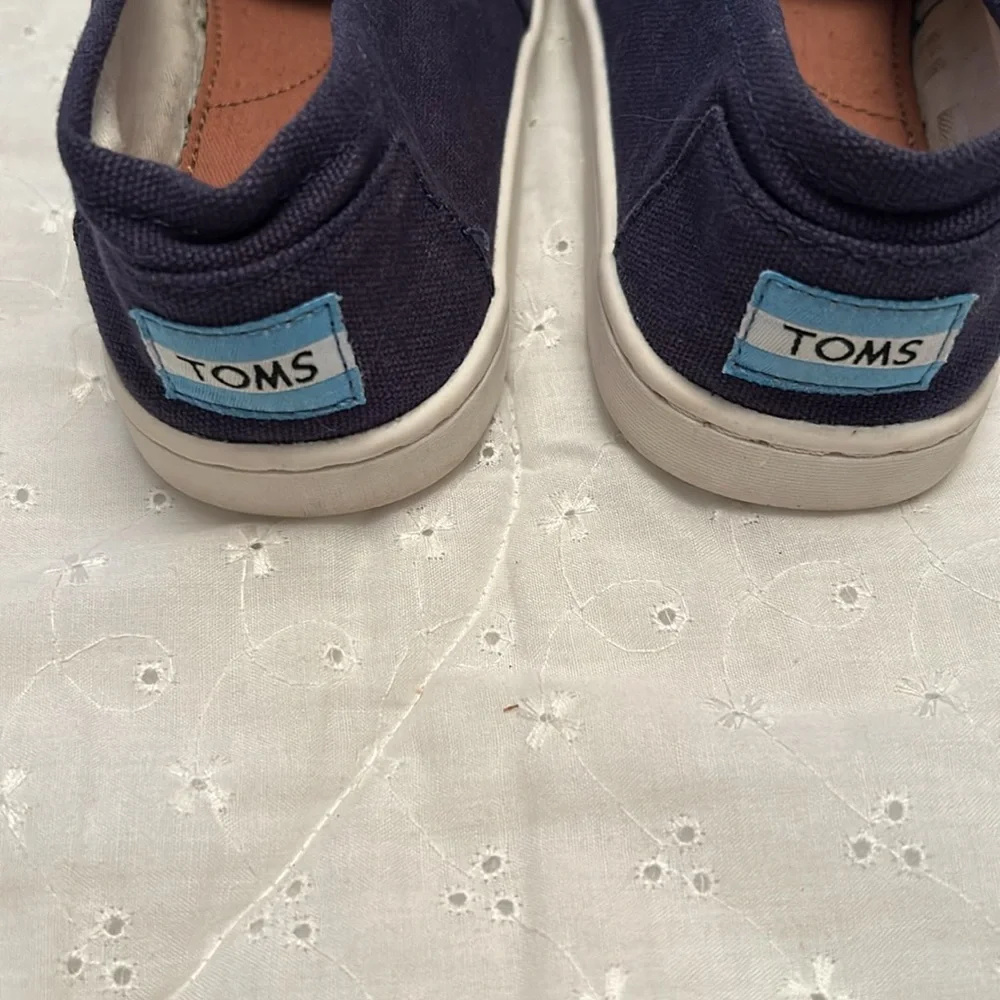 Youth size 3 navy Tom’s